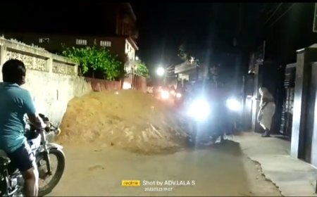 ।। ମଝି ରାସ୍ତାରେ ବାଲି ଗୋଦା କରିଥିବାରୁ ଯାତାୟତ ପାଇ ଅସୁବିଧା ।।