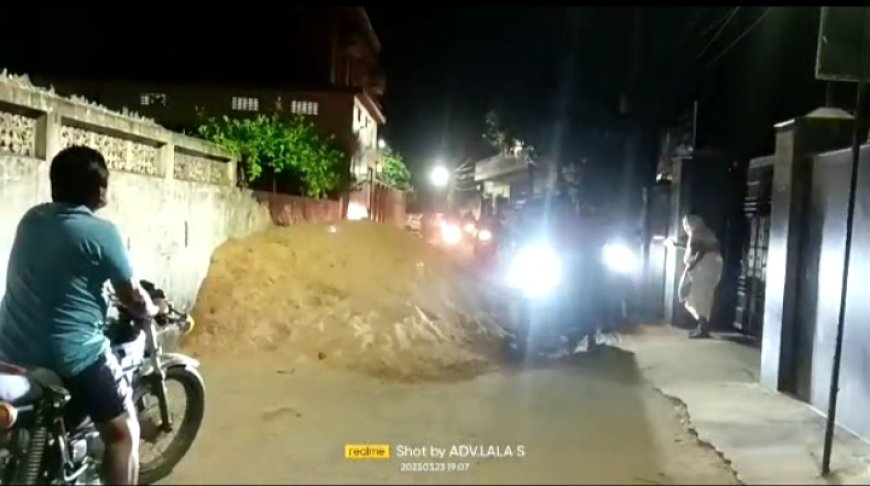 ।। ମଝି ରାସ୍ତାରେ ବାଲି ଗୋଦା କରିଥିବାରୁ ଯାତାୟତ ପାଇ ଅସୁବିଧା ।।