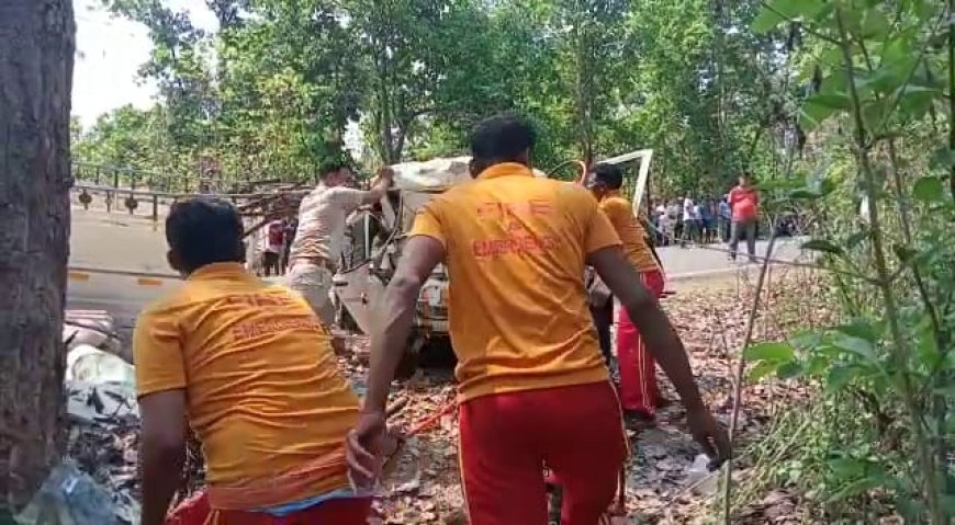 ।। ଭାରସାମ୍ୟ ହରାଇ ଗଛରେ ପିଟିହେଲା ପିକ୍ଅପ୍ ଭ୍ୟାନ୍, ଚାପି ହୋଇ ଡ୍ରାଇଭରଙ୍କ ମୃତ୍ୟୁ ।।