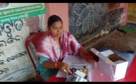 ।। ମହିଳା ସ୍ୱାସ୍ଥ୍ୟ କର୍ମୀ ରୋଗୀଙ୍କୁ ସ୍ୱାସ୍ଥ୍ୟ ପରୀକ୍ଷା କରି ଦେଉଛନ୍ତି ଔଷଧ ।।