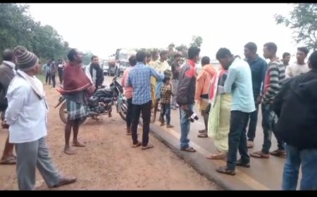 ।। ସଡ଼କ ଦୁର୍ଘଟଣାରେ ବାଇକ ଚାଲକ ମୃତ, କ୍ଷତି ପୂରଣ ଦାବିରେ ରାସ୍ତା ଅବରୋଧ ।।