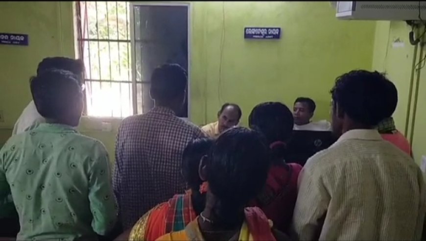 ।। ଦୂଷିତ ପାଣି ଧରି ବିଡ଼ିଓ ଙ୍କ ଦ୍ବାରସ୍ଥ ହେଲେ ପୁଟ ମାରି ଗ୍ରାମ ବାସୀ ।।