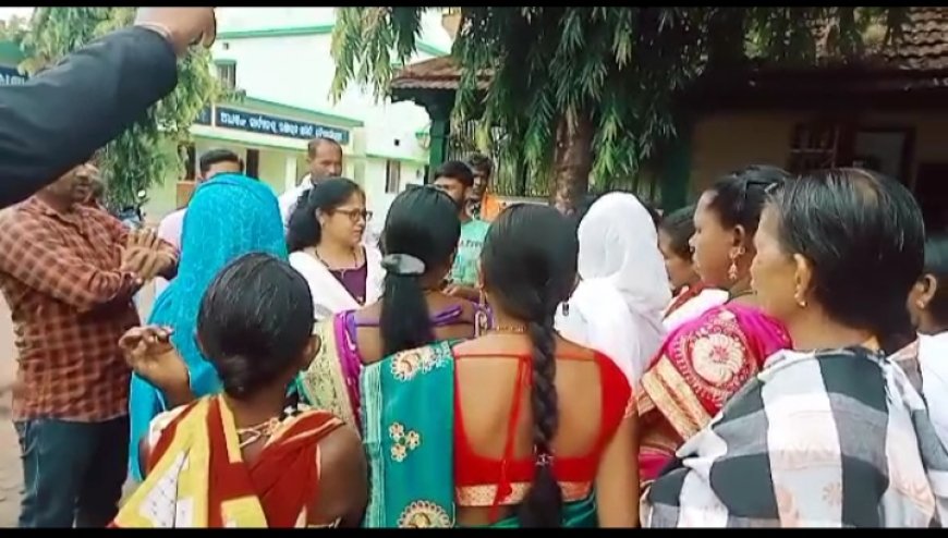 ।। ଗୋଷ୍ଠି ସହାୟିକାଙ୍କ ପାଇଁ ବ୍ଲକର ଦ୍ବାରସ୍ଥ ହେଲେ SHG ମହିଳା ।।