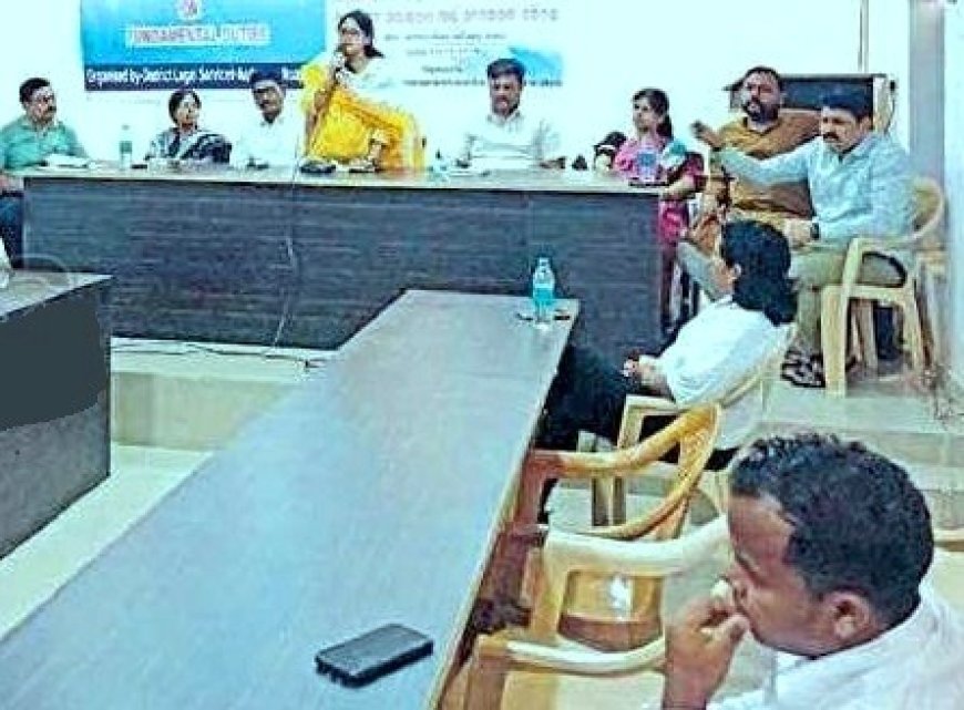 ଖରିଆର ରୋଡ ବିଜ୍ଞାପିତ ଅଂଚଳ ପରିଷଦ ସଭା ଗୃହରେ ଶିଶୁ ଶ୍ରମିକ ନିରାକରଣ ସଚେତନତା କାର୍ଯ୍ୟକ୍ରମ ଅନୁଷ୍ଠିତ