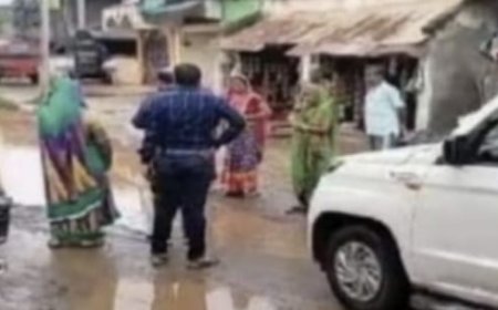 ।। ପଞ୍ଚାୟତ କାର୍ଯ୍ୟାଳୟ ସମ୍ମୁଖ ରାସ୍ତାରେ ଆଣ୍ଠୁଏ ପାଣି : ବିଡିଓଙ୍କୁ ଅଟକାଇଲେ ମହିଳା ।।