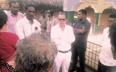 ଭାଲୁ ଆକ୍ରମଣରେ ମୃତ୍ୟୁ ବାରଣ କରିଥିବା ମୃତ୍ୟୁକଙ୍କ ପରିବାର ଲୋକଙ୍କୁ ଭେଟିଲେ ମନ୍ତ୍ରୀ ଓ ପ୍ରଶାସନ ଅଧିକାରୀ