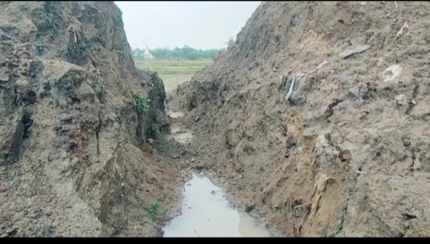।। ପୋଖରୀ ହୁଡ଼ା କଟା ହୋଇ କାମ ଠପ୍ ତୁକୁଲା ବାସିନ୍ଦା ପାଣି ପାଇଁ ହନ୍ତସନ୍ତ ।।