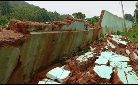 ।। ଭୁଷୁଡ଼ି ପଡିଲା ସ୍ମାର୍ଟ ସ୍କୁଲ ପାଚେରୀ :  ନିମ୍ନମାନର କାମ ଅଭିଯୋଗ : ତଦନ୍ତ ଦାବୀ କଲେ ଗ୍ରାମବାସୀ ।।