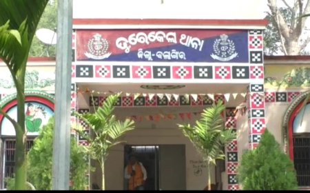 ।। ସ୍କୁଲ ରୁ ଚୋରି କରୁଥିବା ଚୋର ଙ୍କୁ ପୁଲିସ ଜିମା ଦେଲେ ଗ୍ରାମବାସୀ।।