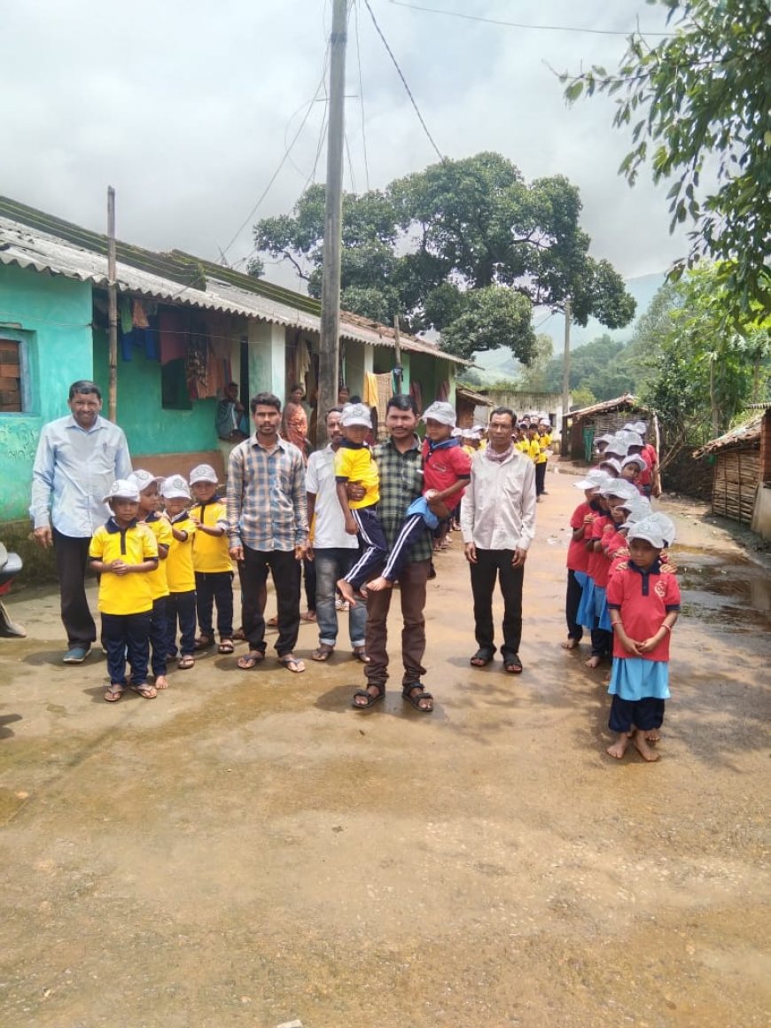 ।। ସମିତି ସଭ୍ୟ ବିଦ୍ୟାଳୟ ରେ ପୋଷାକ ବଣ୍ଟନ କଲେ ।।