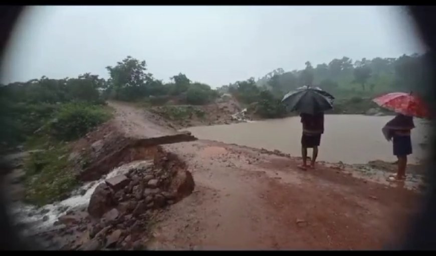।। ଦୁର୍ଗମ ଇଲାକାରେ ରାସ୍ତା ମଝିରେ ଘାଇ ସୃଷ୍ଟି ହୋଇ ଯାତାୟାତ ଠପ ।।