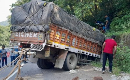 ।। କଳିଙ୍ଗା ଘାଟିରେ ଟ୍ରକର ବ୍ରେକ ଫେଲ ଯୋଗୁଁ  ଦୁର୍ଘଟଣା, ଡ୍ରାଇଭର ଗୁରୁତର ଆହତ ।।