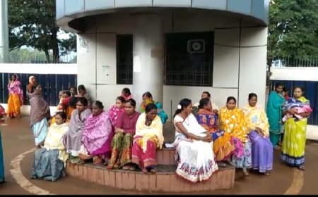 ।। ବେଦାନ୍ତ ବିସ୍ଥାପିତ ମହିଳା ଙ୍କ ମୁଖ୍ୟ ଫାଟକ ସମ୍ମୁଖରେ ଆନ୍ଦୋଳନ ।।