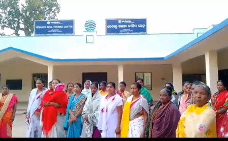 ।। ବେଦାନ୍ତ ବିସ୍ଥାପିତ ମହିଲା ଙ୍କ ବେଦାନ୍ତ ମୁଖ୍ୟ ଫାଟକରେ ଧାରଣା:ପାଞ୍ଚ ଘଣ୍ଟା ଆଲୋଚନା ପରେ ବି ନିଷ୍ପତି ଶୂନ ।।