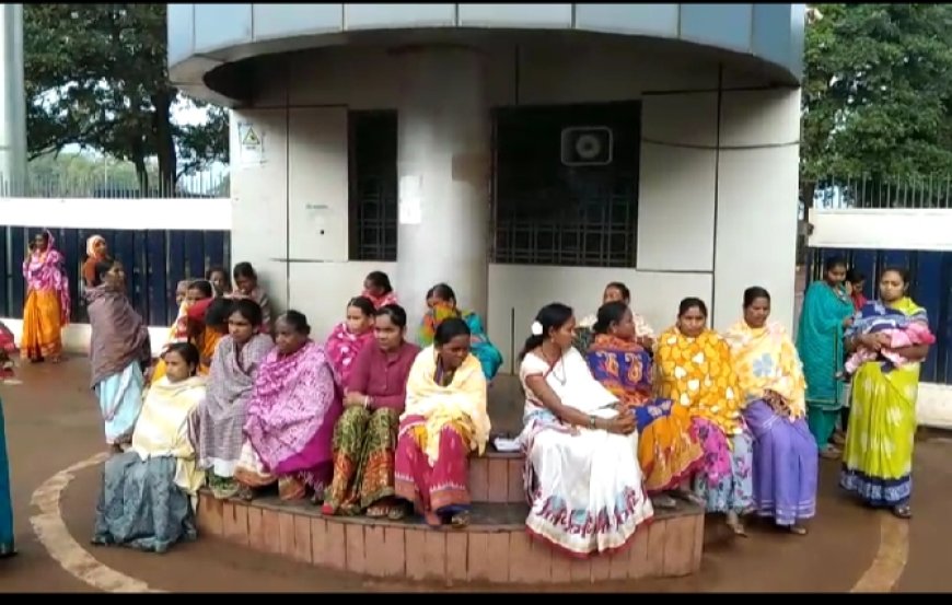 ।। ବେଦାନ୍ତ ବିସ୍ଥାପିତ ମହିଳା ଙ୍କ ମୁଖ୍ୟ ଫାଟକ ସମ୍ମୁଖରେ ଆନ୍ଦୋଳନ ।।