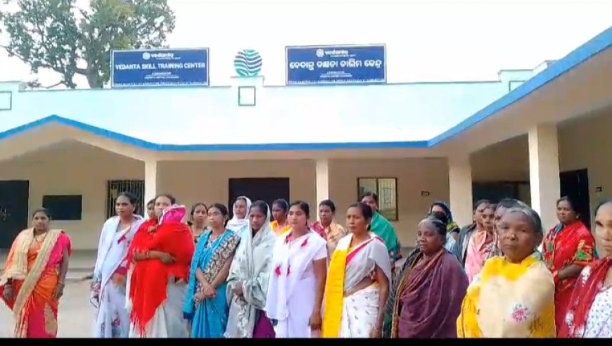 ।। ବେଦାନ୍ତ ବିସ୍ଥାପିତ ମହିଲା ଙ୍କ ବେଦାନ୍ତ ମୁଖ୍ୟ ଫାଟକରେ ଧାରଣା:ପାଞ୍ଚ ଘଣ୍ଟା ଆଲୋଚନା ପରେ ବି ନିଷ୍ପତି ଶୂନ ।।