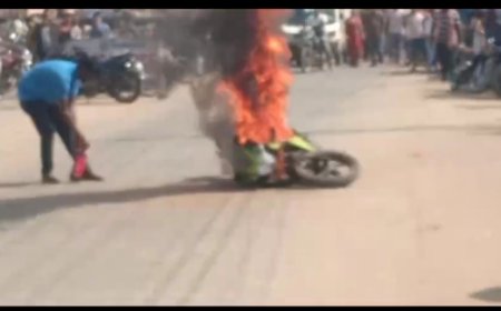 ।।  ରାସ୍ତାମଝିରେ  ଜଳିଗଲା ବାଇକ୍ କ୍ଷଣକେବର୍ତ୍ତି ଯାଇଥିଲେ ବାଇକ୍ ଚାଳକ ।।