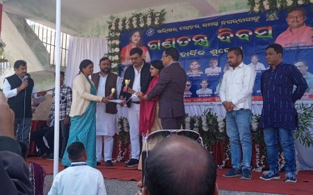 ।। ଖରିଆର ରୋଡ ମିନି ଷ୍ଟାଡ଼ିୟମ ଠାରେ ୭୫ତମ ଗଣତନ୍ତ୍ର ଦିବସ ପାଳିତ ।।