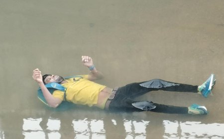 ।। ଅଜଣା ସବ ପାଣି ଭିତରେ ତାଙ୍କ ମୋଟର ସାଇକେଲ ରାସ୍ତା ଉପରେ ।।