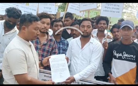 ।। ବିଦ୍ୟୁତ୍  ଓ ରାସ୍ତା ସଂଯୋଗ ଦାବି ନେଇ ୪ଖଣ୍ଡ ଗ୍ରାମବାସୀ ଘେରିଲି ବ୍ଳକ କାର୍ଯ୍ୟାଳୟ , ରାସ୍ତା, ବିଦ୍ୟୁତ୍ ନାହିଁତ ଭୋଟ ନାହିଁ ଗ୍ରାମବାସୀ ଚେତାବନି ଦେଲେ  ।।