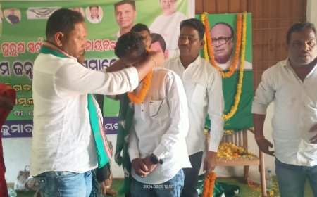 ।। ଝାଡୁ  କୁ ଛାଡି ଶଙ୍ଖ ଧରିଲେ ।।