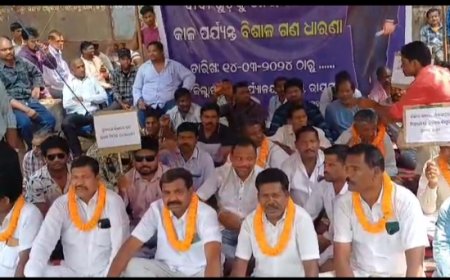 ।। ରାୟଗଡ଼ା ଜିଲ୍ଲା ଡମସମାଜ ଆନୁକୂଲ୍ୟରେ ଜିଲ୍ଲା ପାଳ ଙ୍କ କାର୍ଯ୍ୟାଳୟରେ ଶାନ୍ତି ପୂର୍ଣ୍ଣ ଭାବେ ଗଣ ଧାରଣା ।।