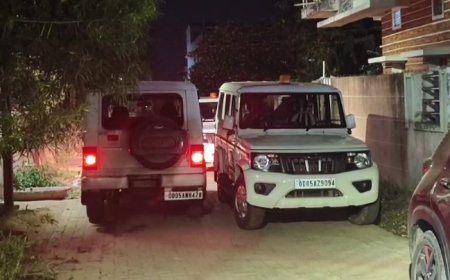 ।। ଏକ ସେକ୍ସ ରେକେଟ ଧରିଲା ପୋଲିସ୍ ଚାରି ଯୁବତୀ ସହ ଆଠ ଅଟକ ।।