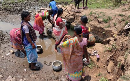 ।। ପାନୀୟ ଜଳ ସମସ୍ୟାରେ  ଧଅଁରାଭଟା ଗ୍ରାମବାସୀ,ଖୋଲା ଆକାଶ ତଳେ ଥିବା କୁଣ୍ଡରୁ ପିଉଛନ୍ତି ଦୂଷିତ ପାଣି ।।