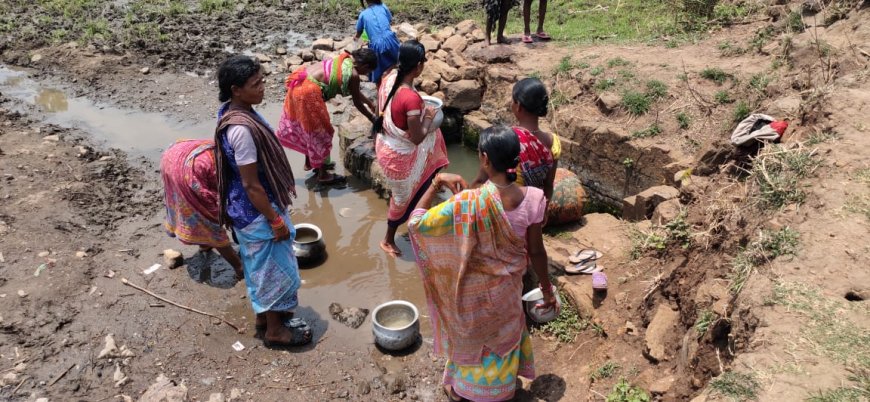 ।। ପାନୀୟ ଜଳ ସମସ୍ୟାରେ ଧଅଁରାଭଟା ଗ୍ରାମବାସୀ,ଖୋଲା ଆକାଶ ତଳେ ଥିବା କୁଣ୍ଡରୁ ପିଉଛନ୍ତି ଦୂଷିତ ପାଣି ।।