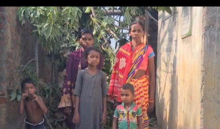 ।। ଅଦିନିଆ ବର୍ଷାରେ ଘର ଉପରେ ଗଛ ପଡ଼ିଲା, ଅଳ୍ପକେ ବର୍ତ୍ତିଛନ୍ତି ପରିବାର ଲୋକେ ।।