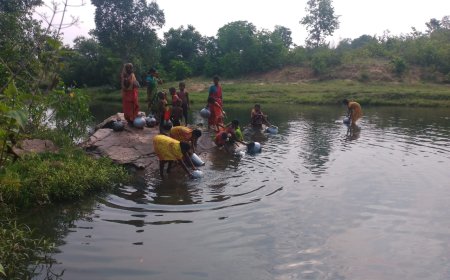 ।। ଗାଁରେ ଅଛି ଗୋଟିଏ ନଳକୂପ ମରାମତି ହେଉନଥିବାରୁ ୫ କିଲୋମିଟର ଦୂରକୁ  ଯାଇ ନାଳ ପାଣି ଆଣୁଥିବା ଗ୍ରାମବାସୀ ଅଭିଯୋଗ ।।