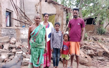 ।। ଅଳ୍ପକେ ବର୍ତ୍ତିଲେ ପରିବାର ଲୋକେ,ବର୍ଷାରେ ଭୁଶୁଡିଲା ଘର, ବେସାହାରା ହୋଇ ପରିବାର ହନ୍ତସନ୍ତ ।।