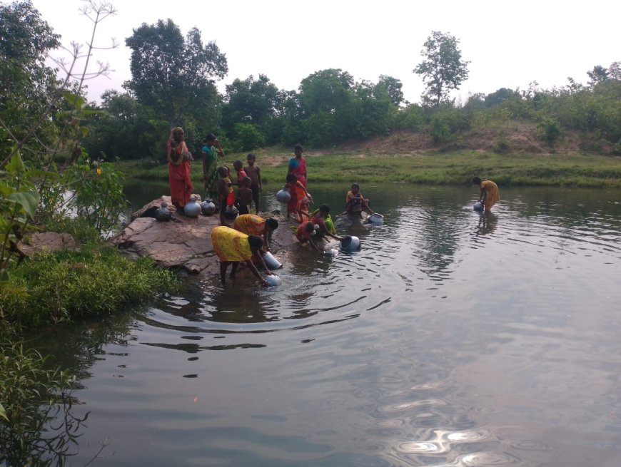 ।। ଗାଁରେ ଅଛି ଗୋଟିଏ ନଳକୂପ ମରାମତି ହେଉନଥିବାରୁ ୫ କିଲୋମିଟର ଦୂରକୁ ଯାଇ ନାଳ ପାଣି ଆଣୁଥିବା ଗ୍ରାମବାସୀ ଅଭିଯୋଗ ।।