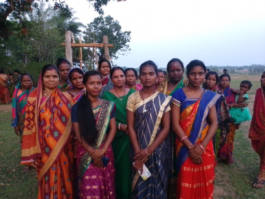 ।। ଗୁଳୁଗୁଳି କୁ କାତର ନକରି ଗୁଳୁଦିପଶି ଗ୍ରାମରେ ଧୁମଧାମରେ ଚାଲିଛି ରଜ ମଉଜ ପର୍ବ ।।