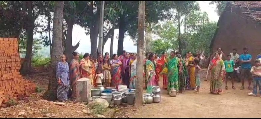 ।। ପାନିୟ ଜଳ ସମସ୍ୟା ନେଇ ରାସ୍ତା ଉପରେ ହାଣ୍ଡି ଡେକ୍ଚି ଧରି ଗର୍ଜୀଲେ ବିଜେନଗର ଗ୍ରାମବାସି ।।