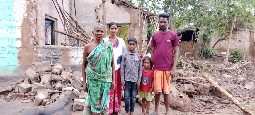 ।। ଅଳ୍ପକେ ବର୍ତ୍ତିଲେ ପରିବାର ଲୋକେ,ବର୍ଷାରେ ଭୁଶୁଡିଲା ଘର, ବେସାହାରା ହୋଇ ପରିବାର ହନ୍ତସନ୍ତ ।।