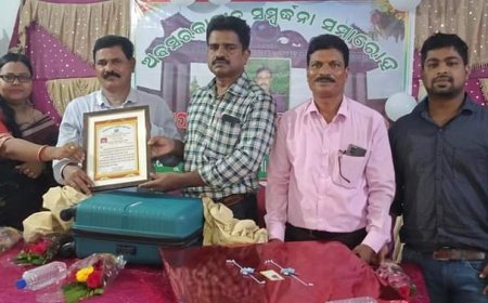 ।। ବାଣିଜ୍ୟ ବିଭାଗର ବରିଷ୍ଠ ପ୍ରାଧ୍ୟାପକଙ୍କୁ ଅବସରକାଳୀନ ସମ୍ବର୍ଦ୍ଧନା ।।