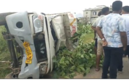 ପିକ୍‌ଅପ୍ ଭ୍ୟାନ୍ ଧକ୍କାରେ ୩ ଗୁରୁତର ଆଳ୍ପକେ ବର୍ତିଲେ ଦୁଇ କୋମାଳମତି ଶିଶୁ ଓ ଗାଡ଼ି ଚାଳକ