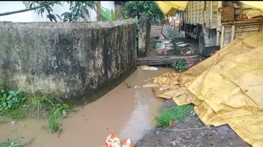 ।। ବର୍ଷା ରେ ପାଣି ପୁରିଲା ବଡକର୍ଲାକୋଟ ବଜାର ନିକଟରେ , ଲୋକେ ହେଲେ ହନ୍ତସନ୍ତ ।।