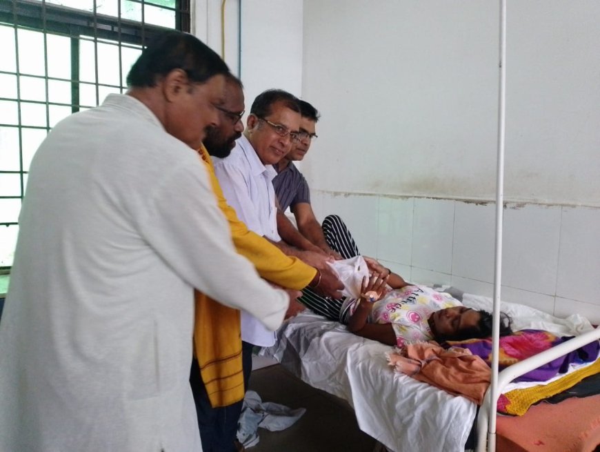 କ୍ଷିତିଜ୍ୟୋତିଃ ଆଶ୍ରମ ତରଫରୁ ଜିଲ୍ଲା ମୁଖ୍ୟ ଚିକିତ୍ସାଳୟରେ ରୋଗୀଙ୍କୁ ଫଳ ବଣ୍ଟନ