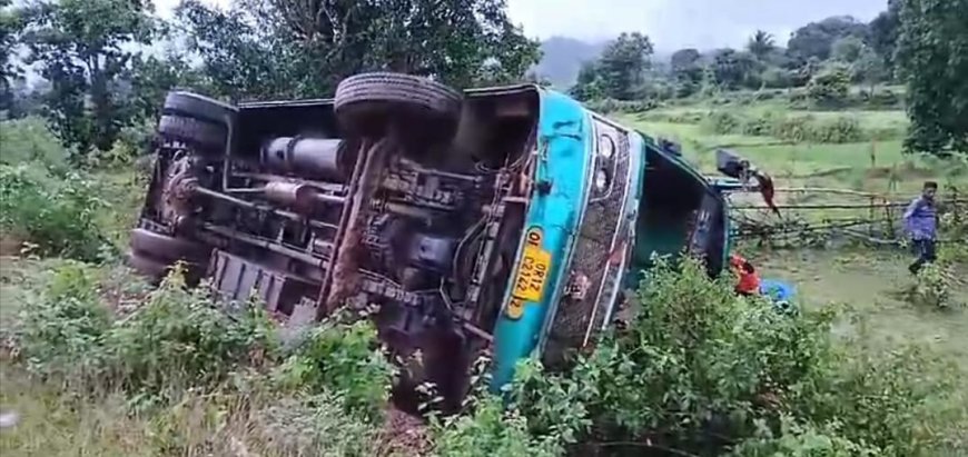 ଗୋରୁ କୁ ବଞ୍ଚେଇବା କୁ ଯାଇ ଯାତ୍ରୀବାହୀ ମାଳତୀ ବସ ଦୁର୍ଘଟଣା ଗ୍ରସ୍ତ : ଗୋରୁର ମୃତ୍ୟୁ : ୧୦ରୁ ଉର୍ଧ୍ଵ ଆହତ