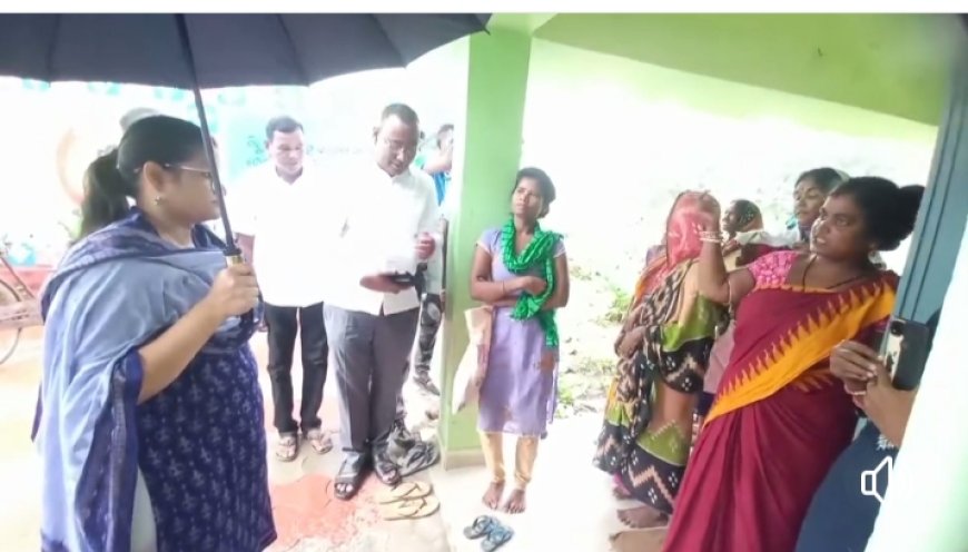 ।। ଛତା ଧରି ବୁଲିଲେ ଜିଲ୍ଲାପାଳ ।।