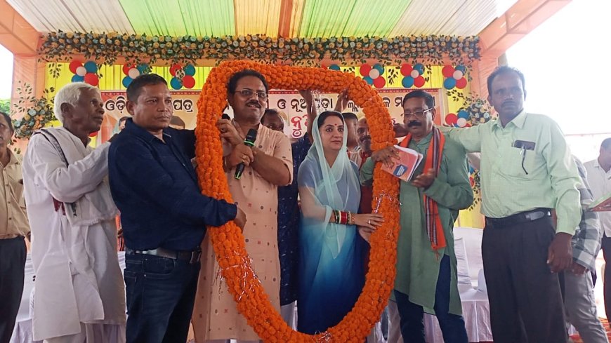 ନୂଆପଡା ଜିଲ୍ଲା ଶ୍ରମିକ ମହାସଂଘ ମିଳିତ ଆନୁକୁଲ୍ୟରେ ବିଶାଳ ସମାବେଶ
