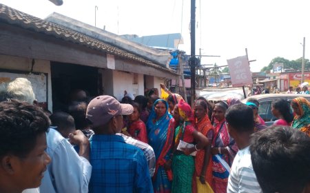 ।। ଆଧାର କାର୍ଡରେ ମୋବାଇଲ୍ ଲିଙ୍କ କରିବାକୁ ପାଟଣା ଉପ ଡାକଘର ବାହାରେ ପ୍ରବଳ ଭିଡ଼ ।।