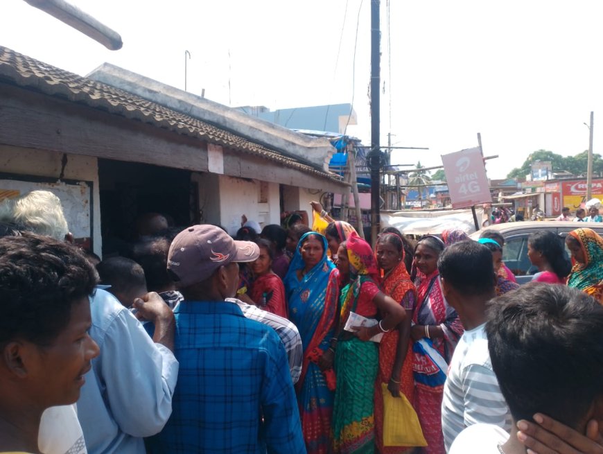 ।। ଆଧାର କାର୍ଡରେ ମୋବାଇଲ୍ ଲିଙ୍କ କରିବାକୁ ପାଟଣା ଉପ ଡାକଘର ବାହାରେ ପ୍ରବଳ ଭିଡ଼ ।।