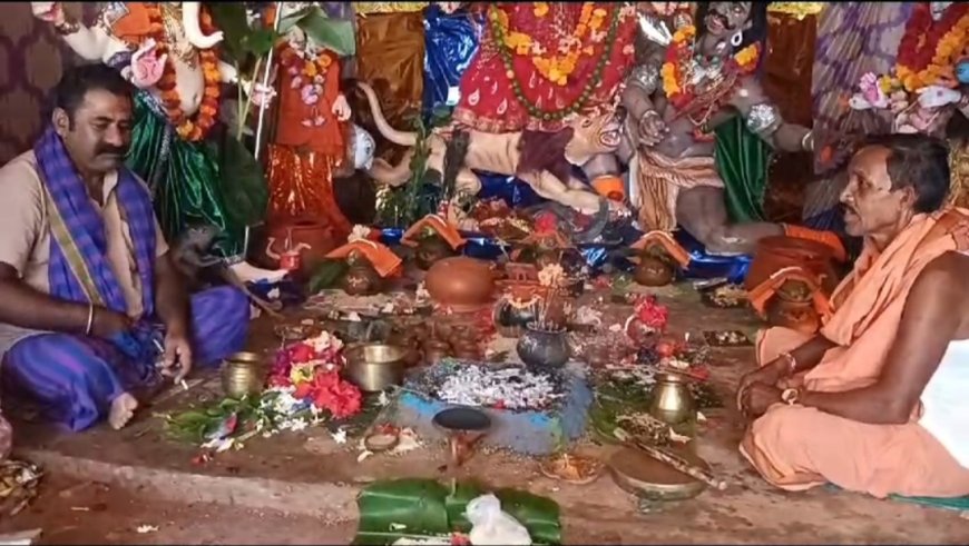 ।। ପୀଠ ରେ ପୂଜା ପାଉଛନ୍ତି ମା ଦଶ ଭୁଜା ।।