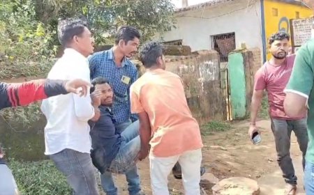 पिकअप वैन ने बाइक में मारी टक्कर, दोनों बाइक सवार गंभीर रूप से घायल