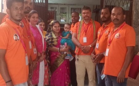 मां तारधाना उड़िया सेवा ट्रस्ट के सदस्यों द्वारा वृद्धाश्रम में फलों का वितरण बेंगलूरु