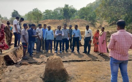 Nuapada District Magistrate visited the panchayats on Sunday and visited the polling stations, Encouraged the workers in the MNREGA scheme.