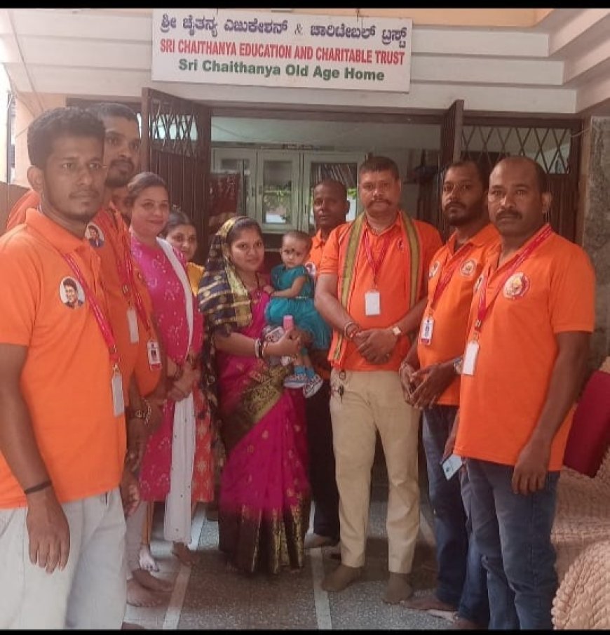 मां तारधाना उड़िया सेवा ट्रस्ट के सदस्यों द्वारा वृद्धाश्रम में फलों का वितरण बेंगलूरु